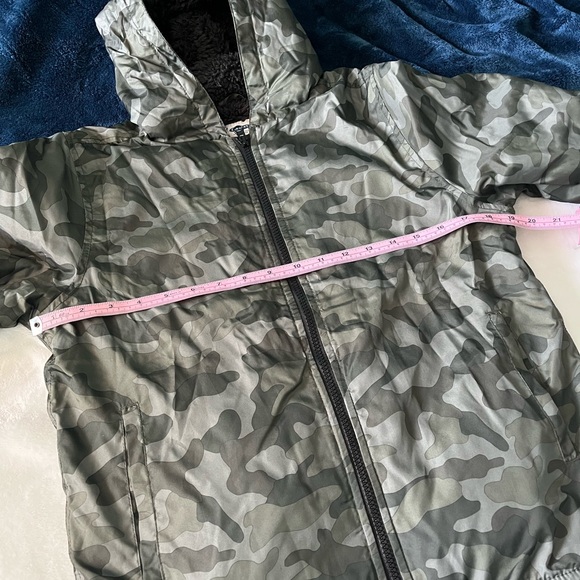 Old Navy Boys Insulated Jacket Camouflage Green Size L Lightly Worn - Picture 4 of 5